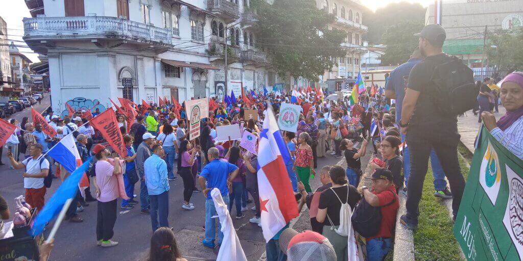 Mujeres panameñas marchan exigiendo justicia y rechazando el proyecto de ley 163